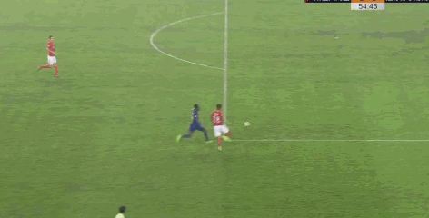 恒大主场1-0战胜苏宁 于汉超补时头球绝杀脱衣狂欢