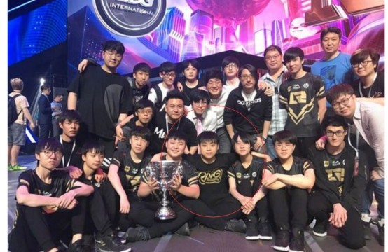 RNG夺冠后神秘老板现身,左拥小明右抱小狗!