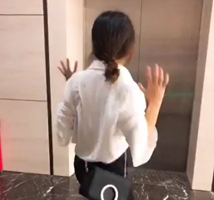 搞笑GIF趣图:模特走秀高跟鞋掉了,看着好尴尬