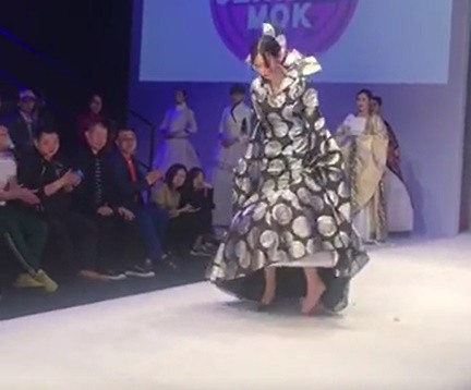 搞笑GIF趣图:模特走秀高跟鞋掉了,看着好尴尬