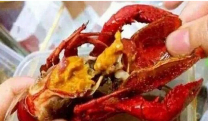 小龙虾头部的虾黄能吃吗,这到底是什么东西你