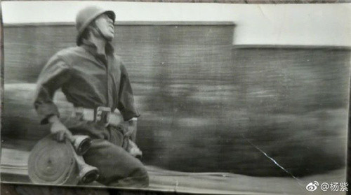 杨紫晒消防员父亲照片,穿制服扛水枪非常帅气