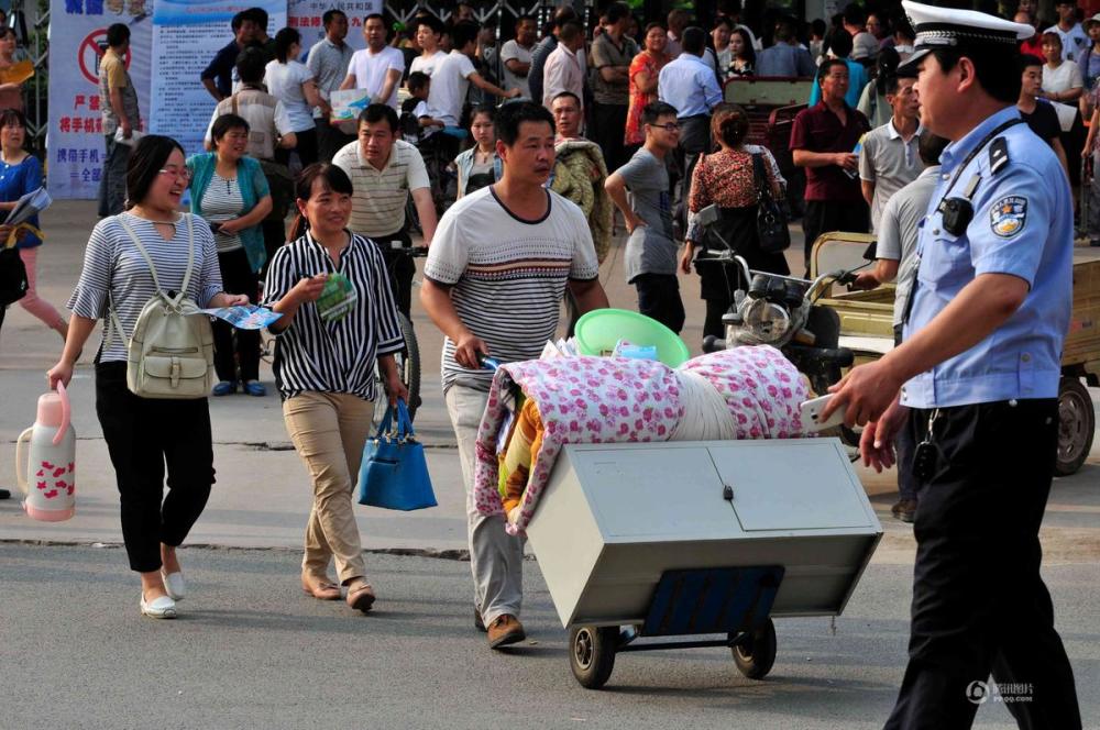 高考结束各地家长接孩子离校赛春运_学生时代