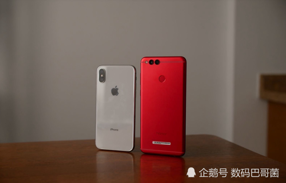 老外把iPhoneX换成荣耀7X:除了屏幕和拍照差