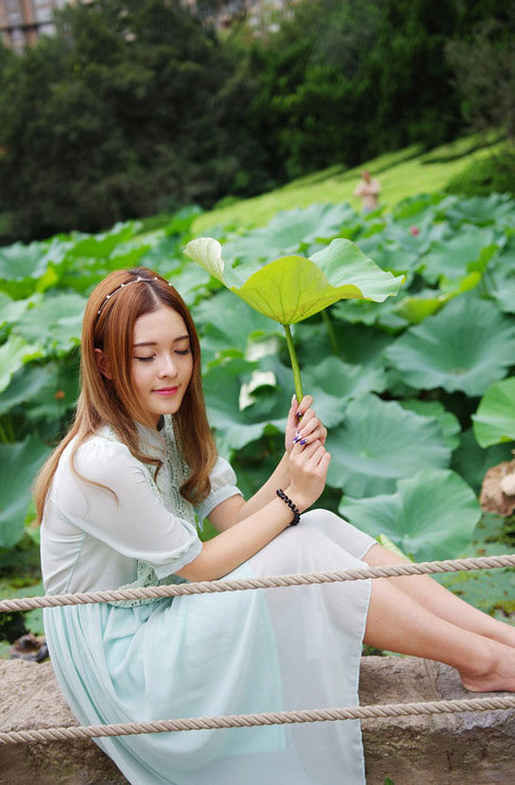 随风飘扬的荷叶女生