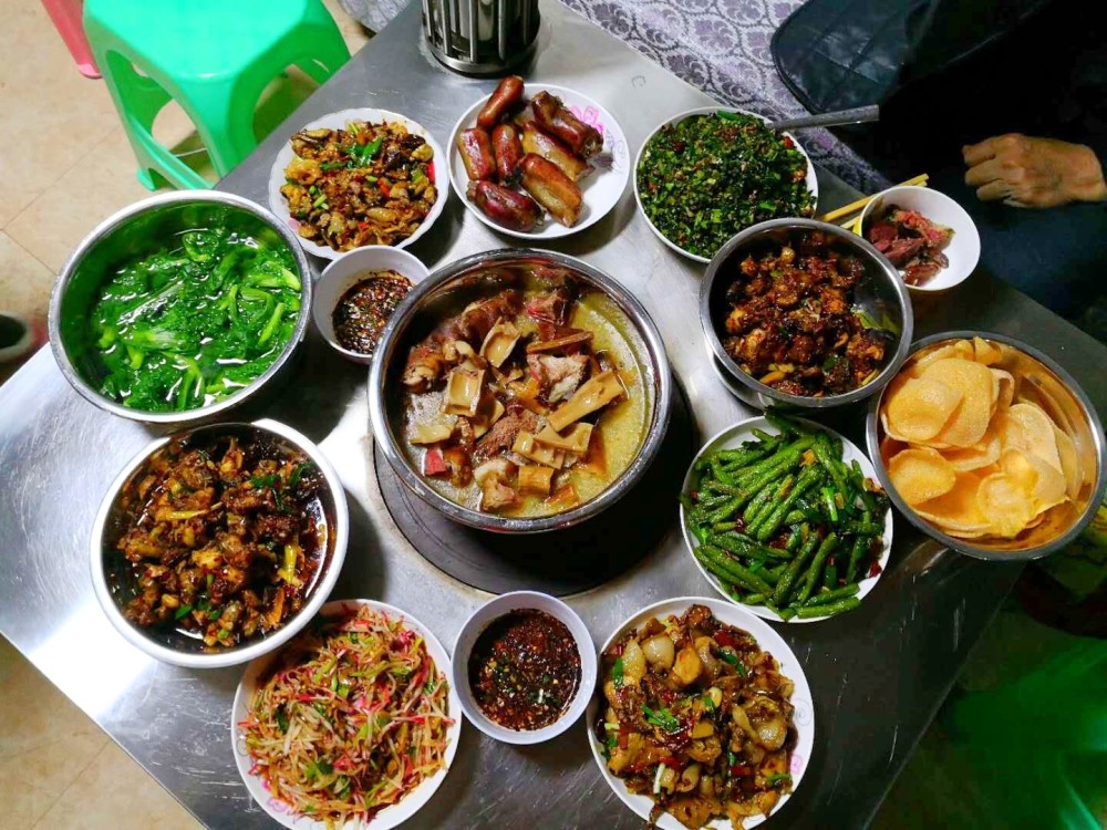 和相亲男友第一次吃饭,抠门的他非要自己做,菜