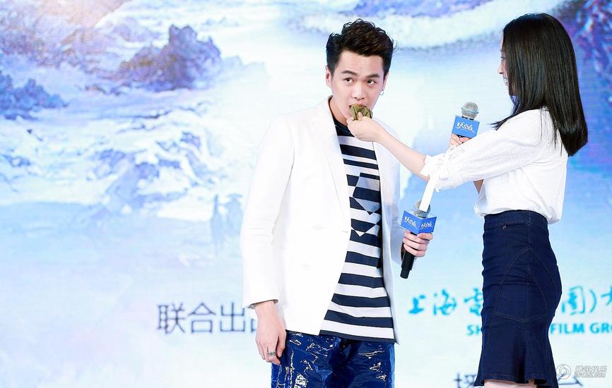 关晓彤给张若昀喂粽子,给我们塞狗粮