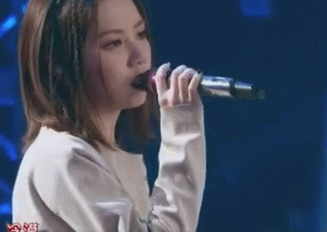 邓紫棋继皮裤之后,又将露脐装穿出极致!一般人学不来