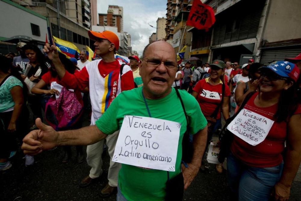 委内瑞拉不行了!民众垃圾中翻食物