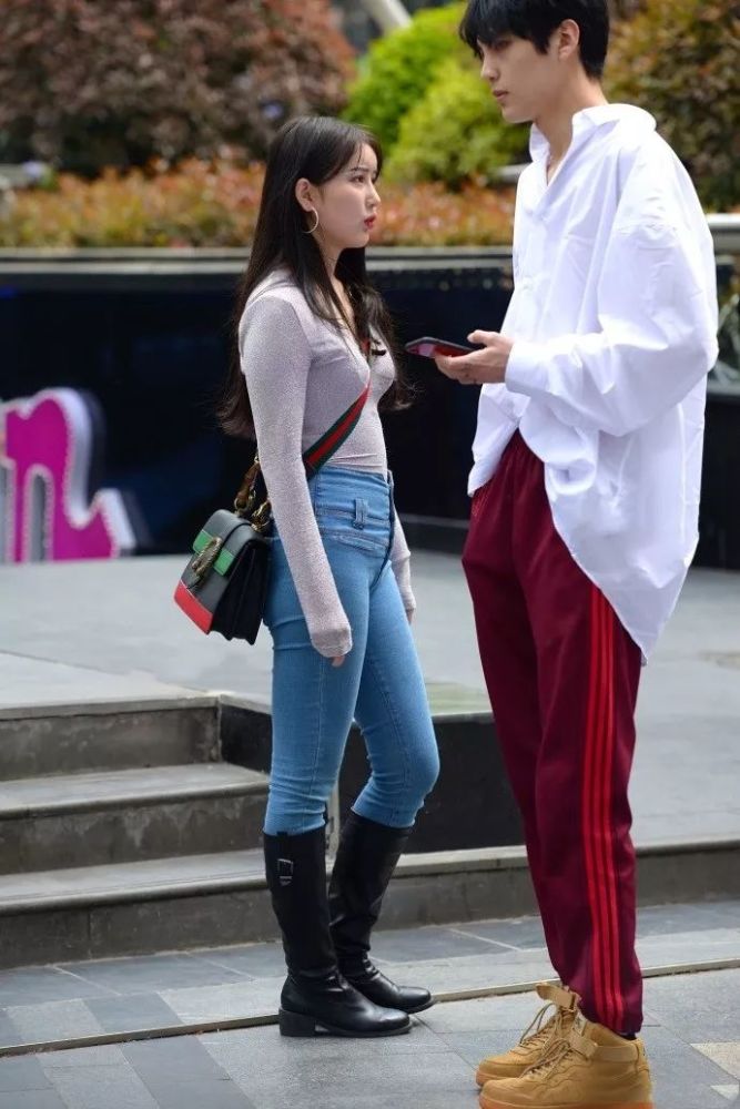 街拍:美女大马路上撒狗粮,好气喔!