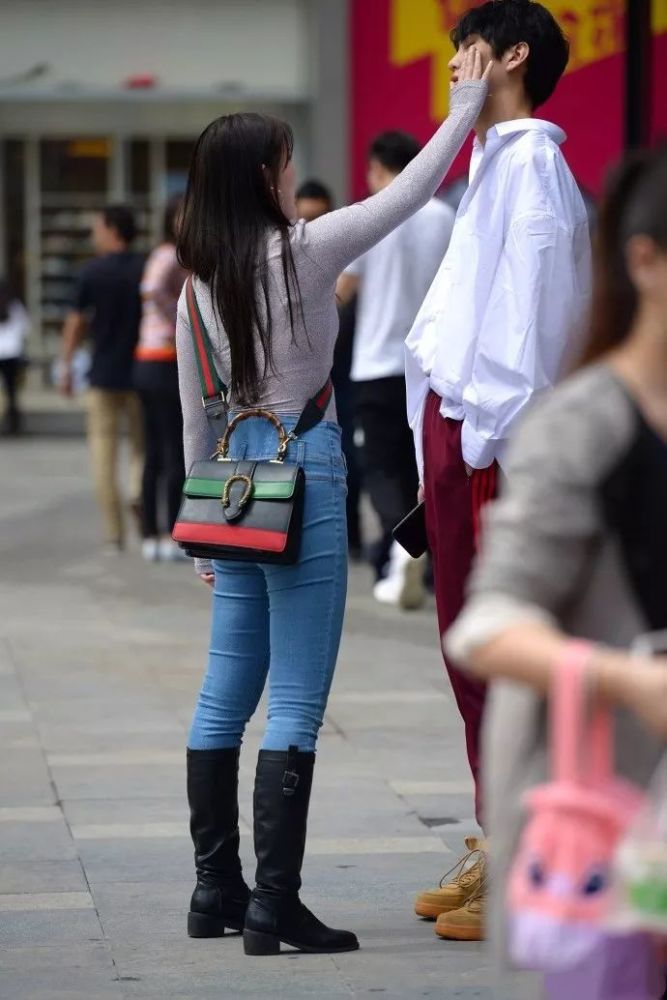 街拍:美女大马路上撒狗粮,好气喔!