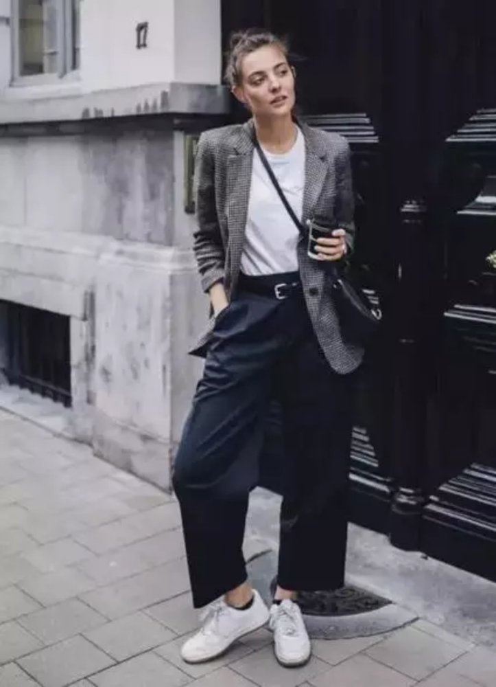 不同的西装搭配不同色彩的包包 你知道几种搭配