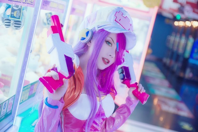 动漫cosplay-《英雄联盟》成熟的赏金猎人电玩女枪