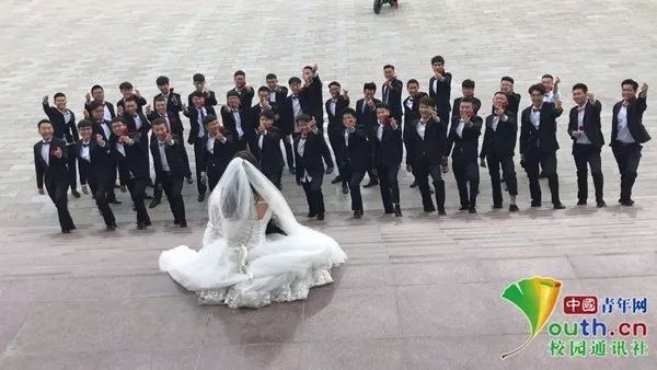 别人家的同学!全班男生为班级唯一女生拍婚礼