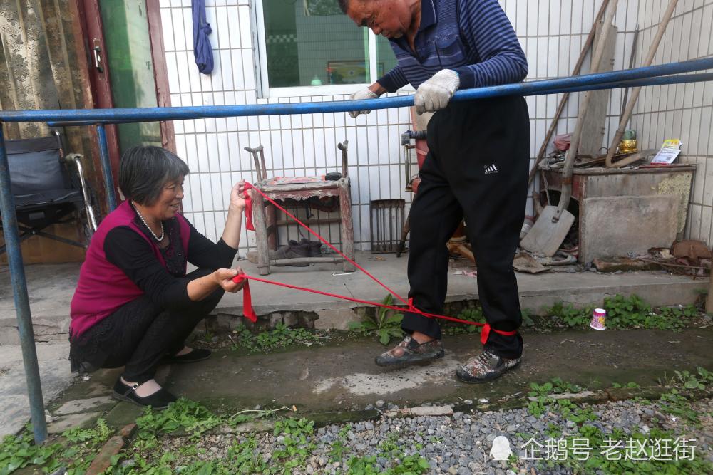 那根温暖的生命线，大妈与牵引绳下的相守日常