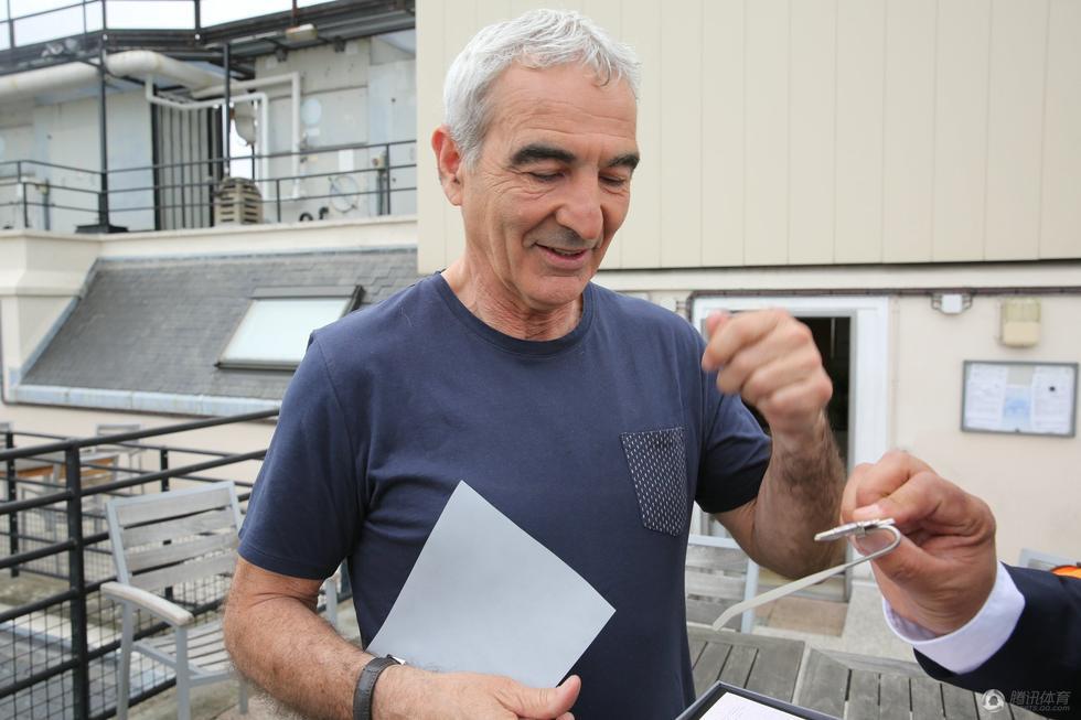 多梅内克微笑受访 偷瞄前国足翻译手机_腾讯网