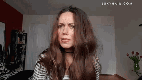 但是配上爆炸头后,不仅颜值降低了,还有种显老的感觉