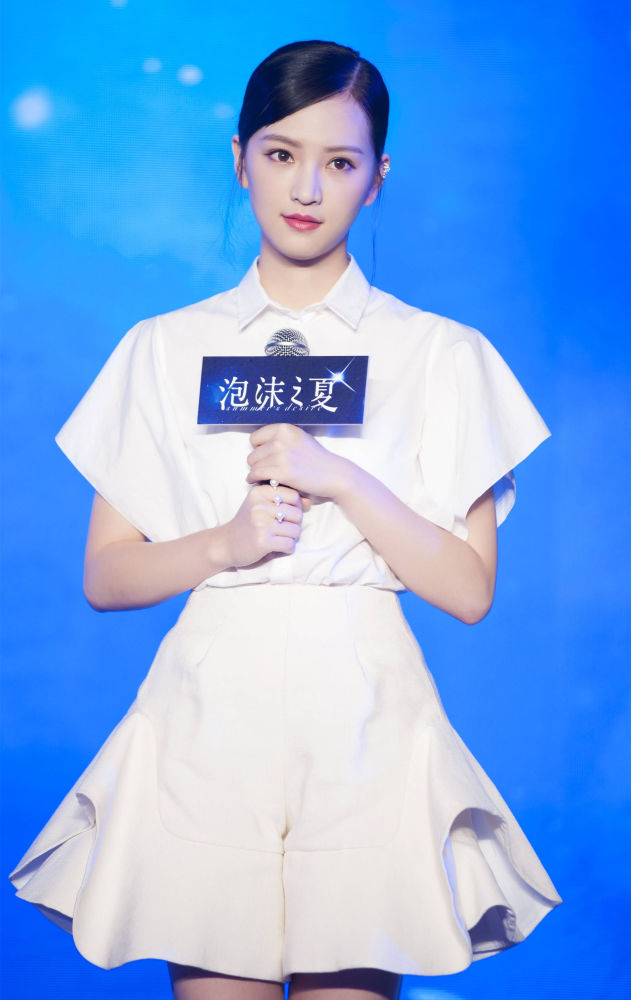 武大校花黄灿灿,宣传电影泡沫之夏,梁咏琪为制片人