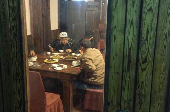 黄子韬爸爸零点庆祝儿子生日,豪门总裁身家数