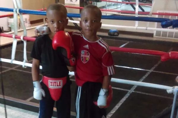 拳击吧爸爸!美9岁双胞胎小拳手拿下金腰带