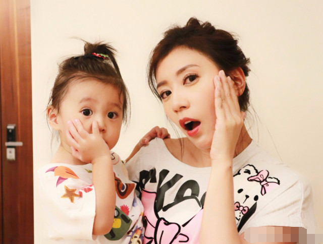 路人镜头下的贾静雯一家 波妞是好奇宝宝