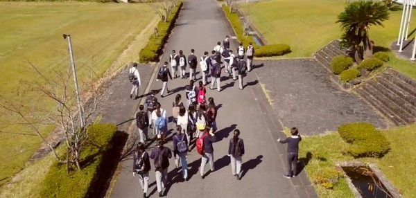 日本一高中中国学生占9成！校长领唱中国国歌,礼堂挂五星旗