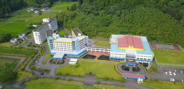 日本一高中中国学生占9成！校长领唱中国国歌,礼堂挂五星旗