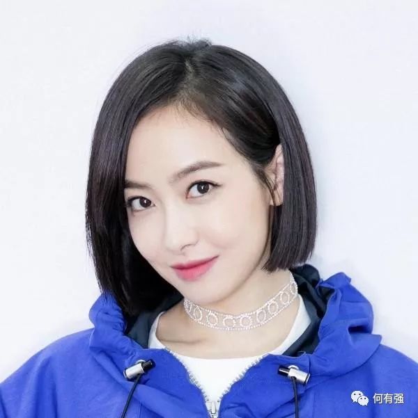 宋茜短发穿搭干练又时髦 素颜出行随性自然