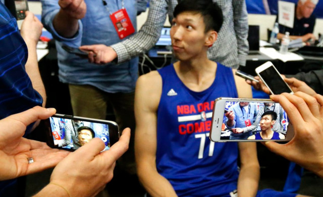 权威网站更新选秀预测 周琦第43位被火箭选中