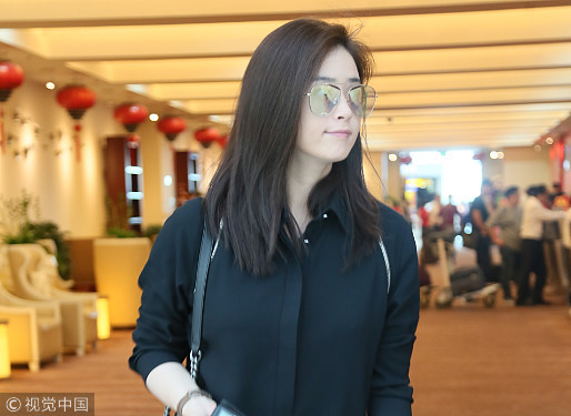 蒋欣玩下衣失踪秀美腿 却被脚上的鞋子抢了镜(图)