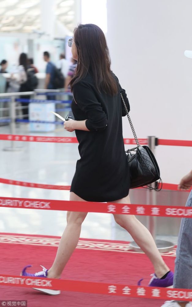 蒋欣玩下衣失踪秀美腿 却被脚上的鞋子抢了镜(图)