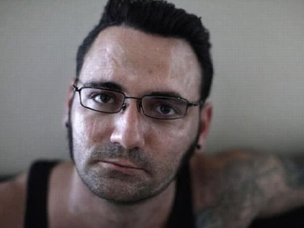 美国黑社会头目为爱放弃一切,艰辛洗掉纹身奔