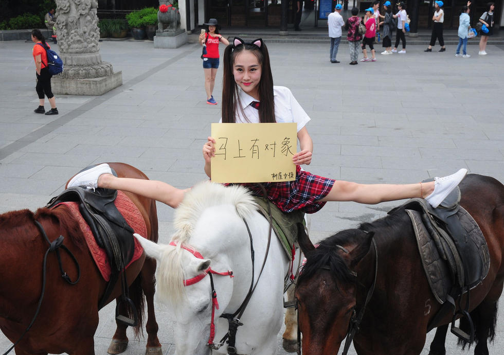 杭州校服美女骑马 祝考生马上成功