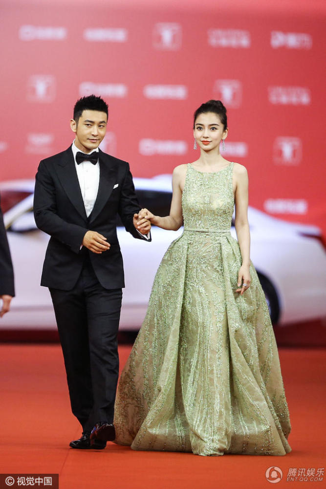 黄晓明为老婆提裙摆 Baby秀美背_腾讯网触屏版