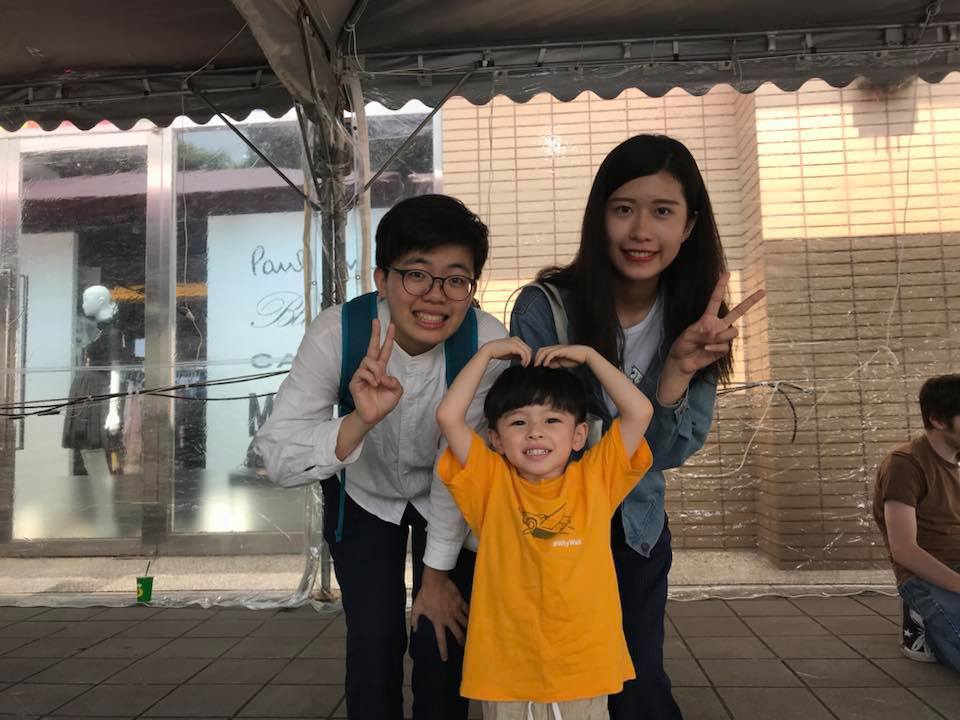 为了陪咘咘上班 贾静雯与助理全到场