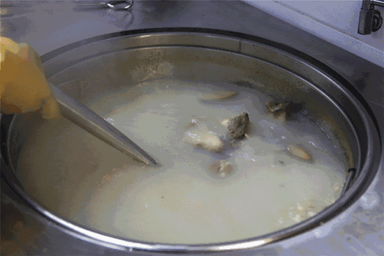 味道浓郁 汤色浓白的高汤是怎样熬出来的?这就是技巧