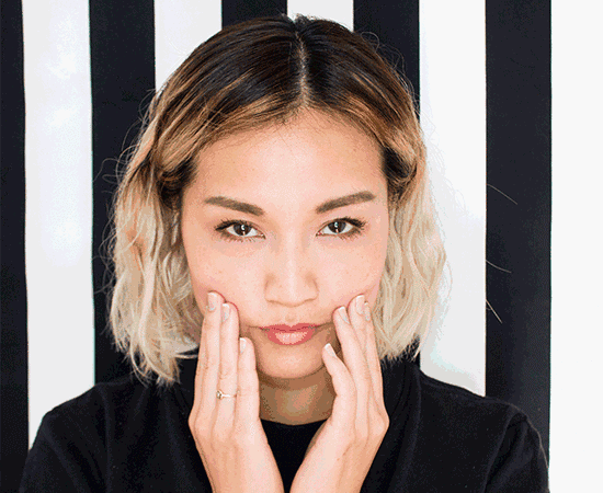 从两侧下巴下方开始沿着面部边缘向上按摩肌肤,一直到皮肤发热微疼