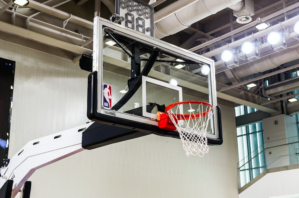 nba中心馆内一个spalding篮球架就不下40万元,地板全部选用加拿大