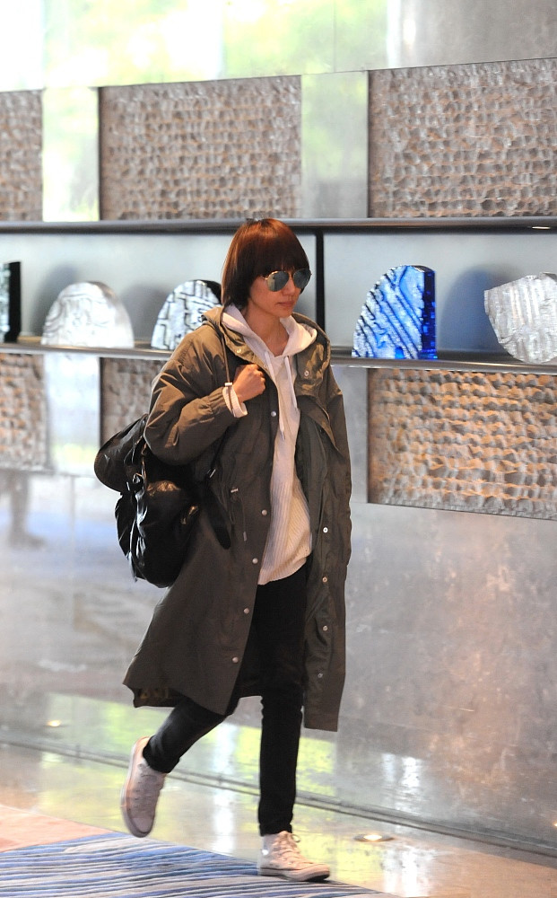 袁泉逛商场被偶遇,新年怀上狗宝宝友人挽手热