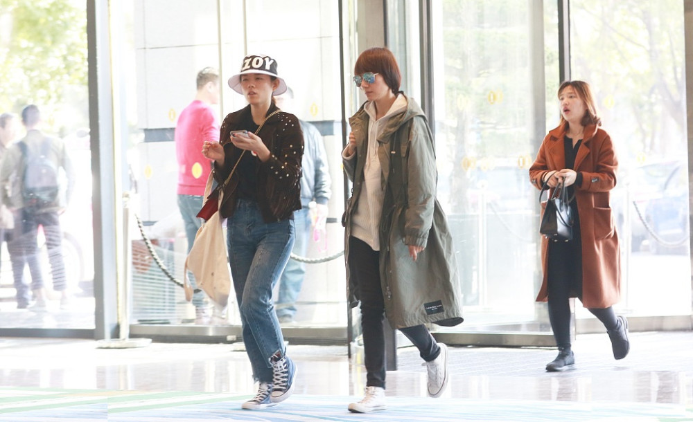 袁泉逛商场被偶遇,新年怀上狗宝宝友人挽手热