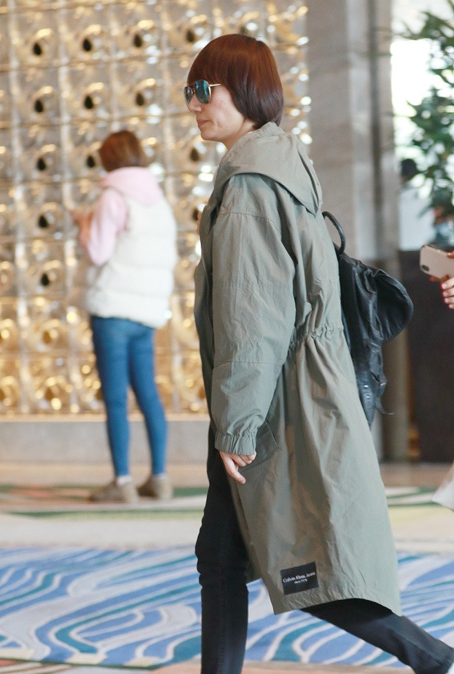 袁泉逛商场被偶遇,新年怀上狗宝宝友人挽手热