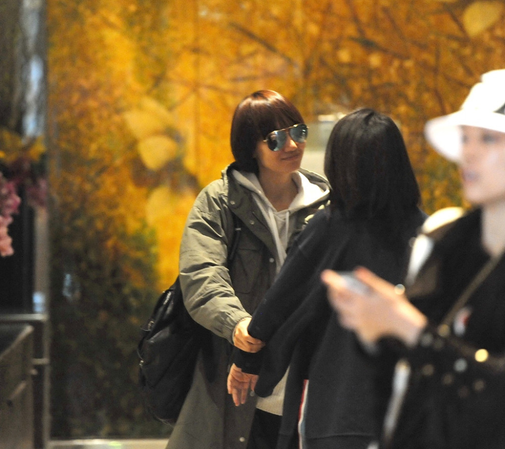 袁泉逛商场被偶遇,新年怀上狗宝宝友人挽手热