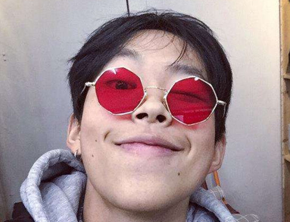 抖音最丑男神斯外戈,因为一个表情动作走红,最