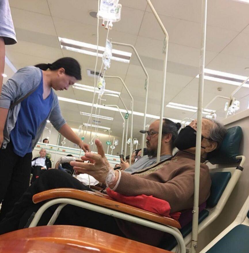 网友上海医院偶遇窦唯独自输液,输完液后骑电摩离开活