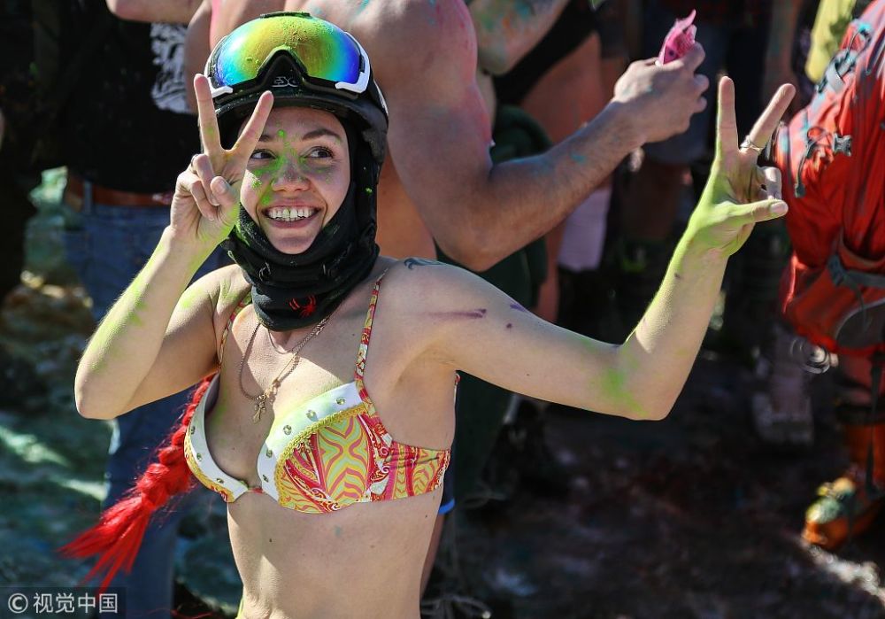 美丽冻人!俄罗斯美女穿比基尼赴一场冰雪盛宴