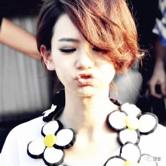 给嘟嘴卖萌的女星打分:戚薇85分,赵丽颖97分,杨