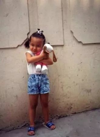 女星皮肤黑也能变白,蒋依依现在皮肤白嫩,佟丽