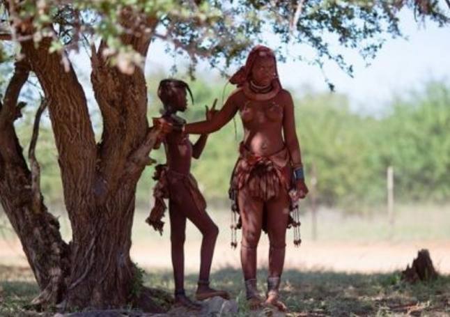 即将消失的辛巴族红泥人,部落女人都不穿上衣,只为保持原始生活