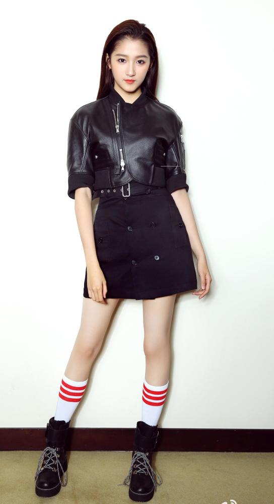 迪丽热巴穿高筒袜,关晓彤穿高筒袜,都不如bab