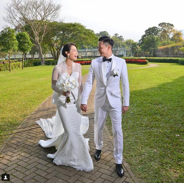 胡杏儿一家穿亲子装外出,曾说穿情侣装幼稚的